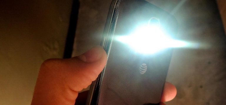 How to turn on the flashlight for Android phones (Samsung, One Plus